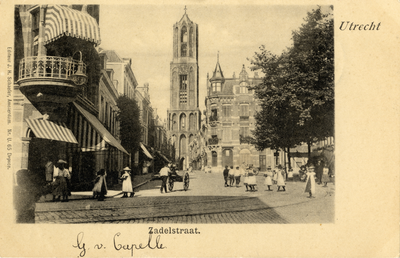 122057 Gezicht op de Mariaplaats te Utrecht en in de Zadelstraat met de Domtoren op de achtergrond.